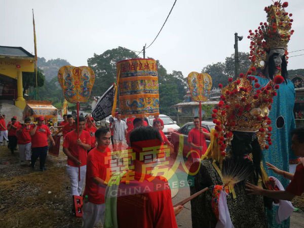 大二爷伯在前，城隍神轿跟随其后，在众理事及善信陪同下展开城隍出巡。