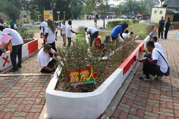 市民为章卡公园油漆。