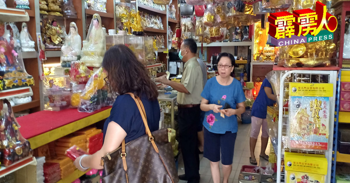 接近中元节，市民已在各神料商店开始购买神料品。