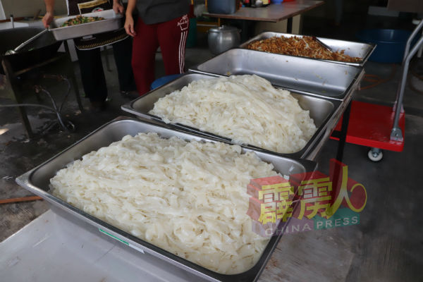 从选购素食材料到烹煮素食,都是由陈伟强一个人负责完成。