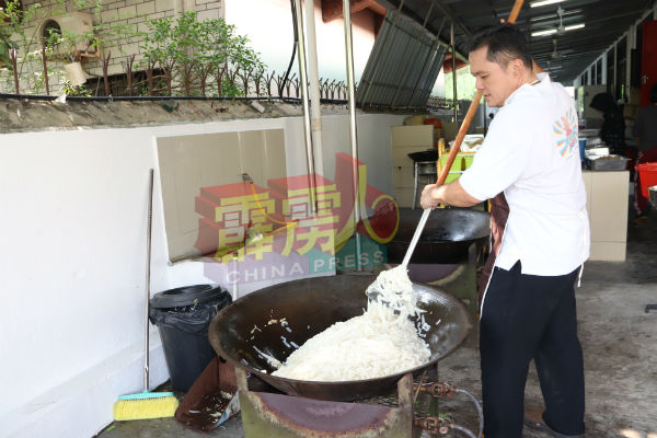 由于需要烹煮200人至300人份量的食物,因此烹饪的厨具皆属大型厨具。
