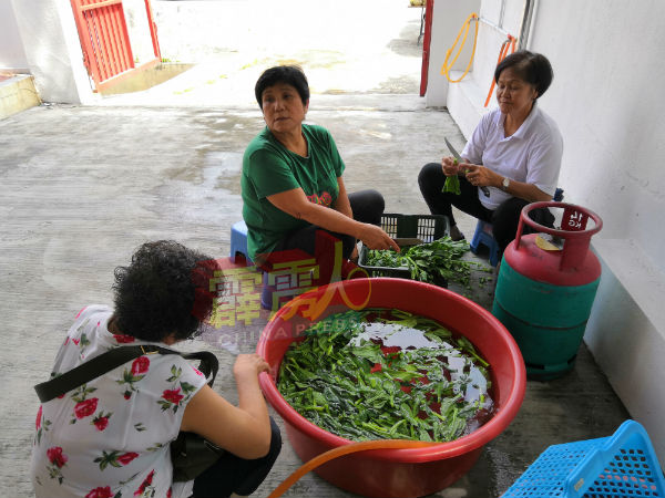 参与烹煮素食的义工并不多,因此陈伟强希望可以有更多年轻人加入。