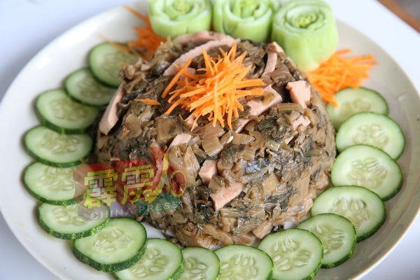 以香菇素蚝油、五香粉、八角、胡椒粉及麻油等调味料,烹煮而成的家乡梅菜扣肉,色香味俱全。