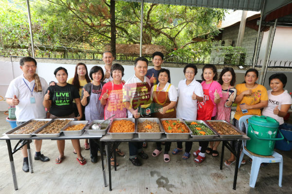陈伟强(前排左5)和一群义工,一同完成近300名佛教修行者的膳食。