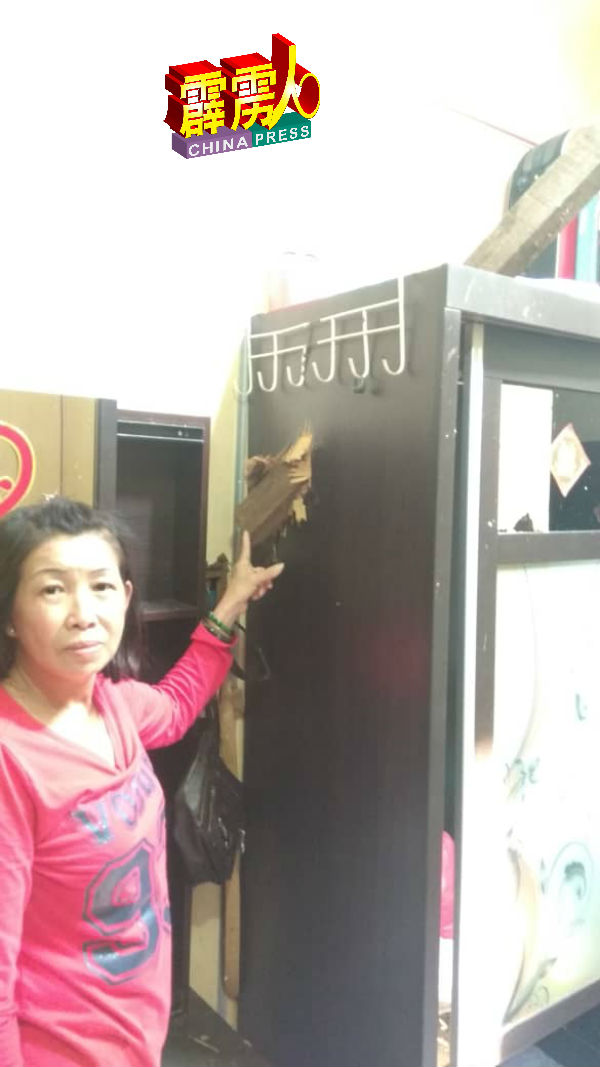 曾素兰指着从屋顶飞入，直插睡房衣橱的大木条。
