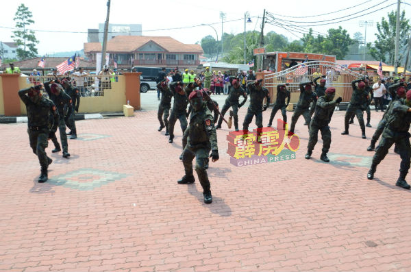 国家独立勿忘军人的付出，现场原住民警察部队为大家呈现操步表演。