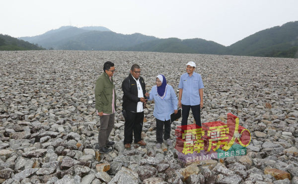 阿米鲁（左2）起与西蒂带领媒体实地参观亚洲稀土厂永久埋毒槽，左为阿迪。