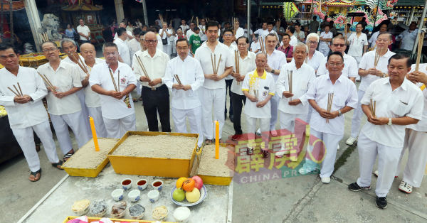 众理事带领善信们上香，前排右起郑国权、辛纶皓、余伟财、伍添福、梁华胜、邬耀权、郑可扬、陈孟利、朱允楠、李荪水、陈永佳、杨观生。