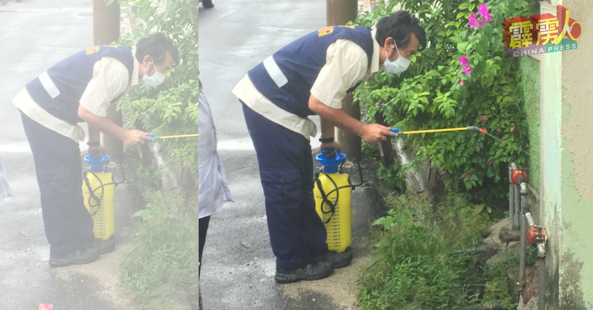 卫生局人员为布先喜洲新村第一条巷及附近住家进行喷射杀虫剂作业。