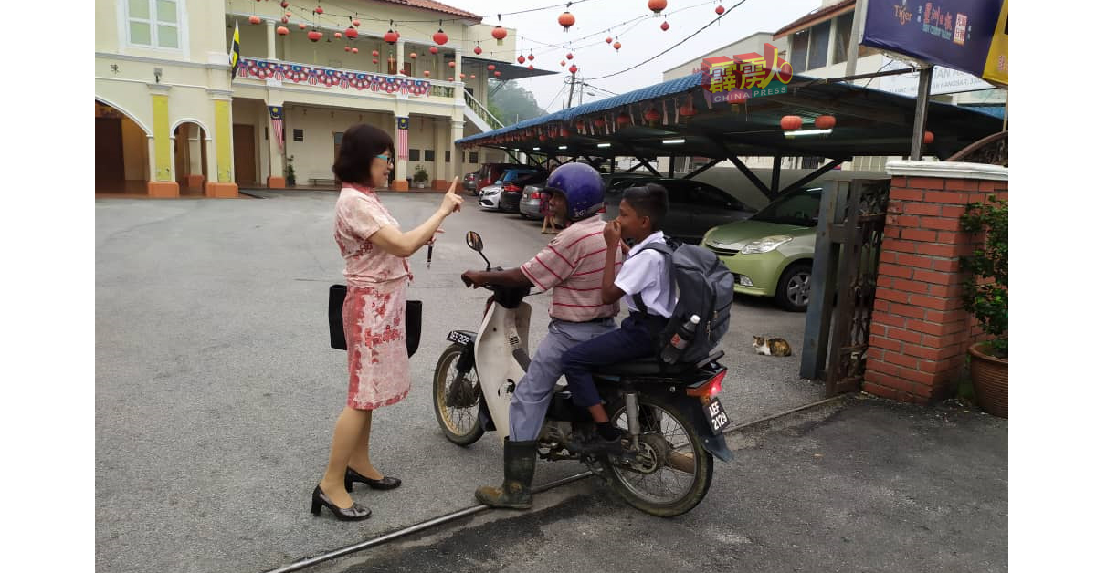 一些家长不知学校因烟霾停课，週四仍载送孩子上课，站在校门口的校长杨金春立即解释。