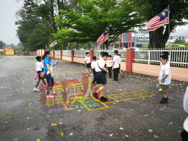 让孩童亲身体验，曾经在校园内人人熟悉的游戏 —— 跳飞机。