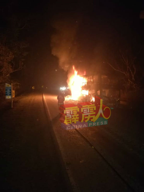 消拯队抵达现场后,急速展开灭火行动。