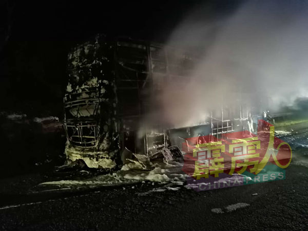 长途巴士爆胎后起火,车身烧毁近80%。
