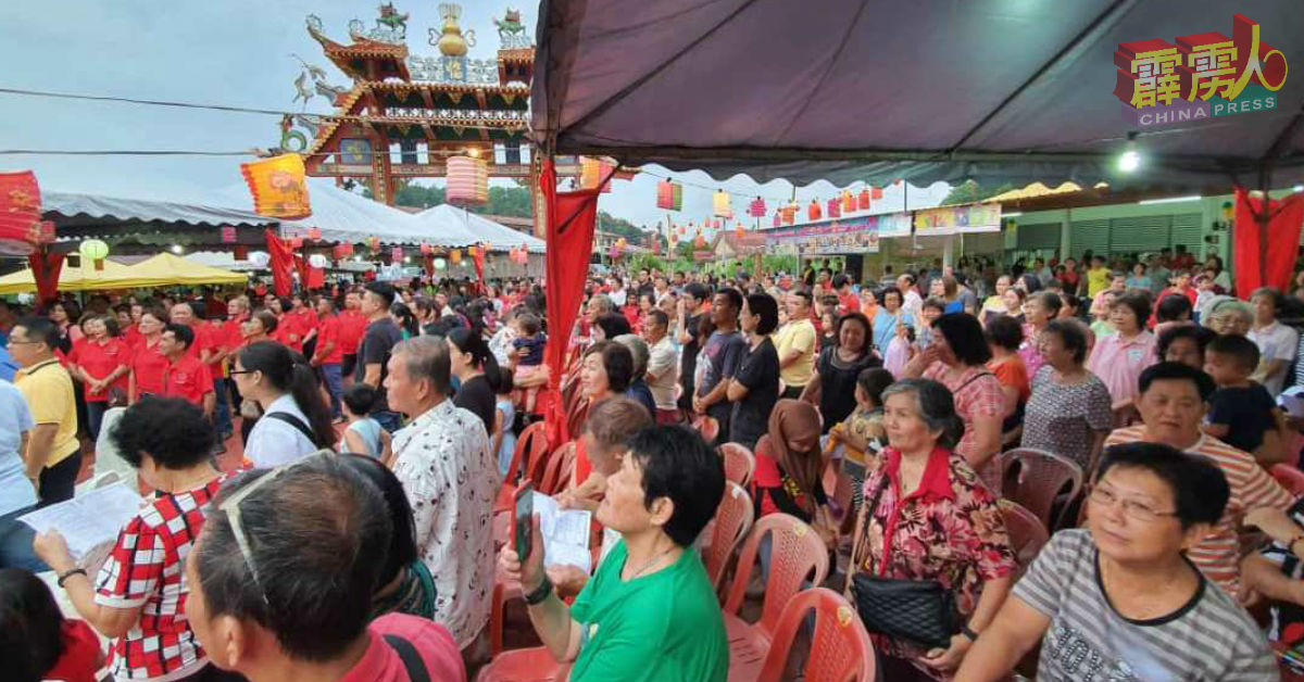 红土坎国会议员服务中心在邦咯岛福灵宫举办“希望之夜”中秋晚会，吸引各族岛民踊跃参与。