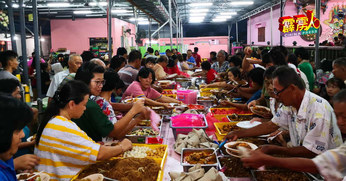 美食由一批热心妇女共同烹饪，很有“家乡的味道”。