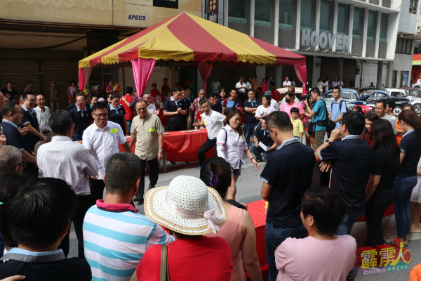 市民踊跃跃参与吃月饼比赛，大批民众也为参与者打气，场面热闹。