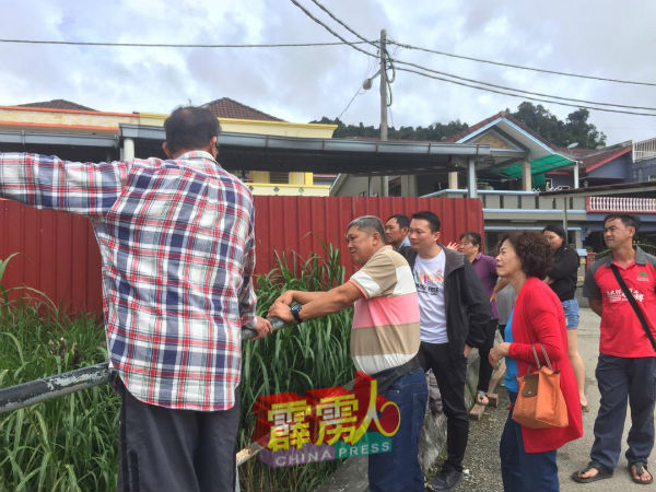 张玉刚（左三）等人于当地巡视各项防灾工程的进行。