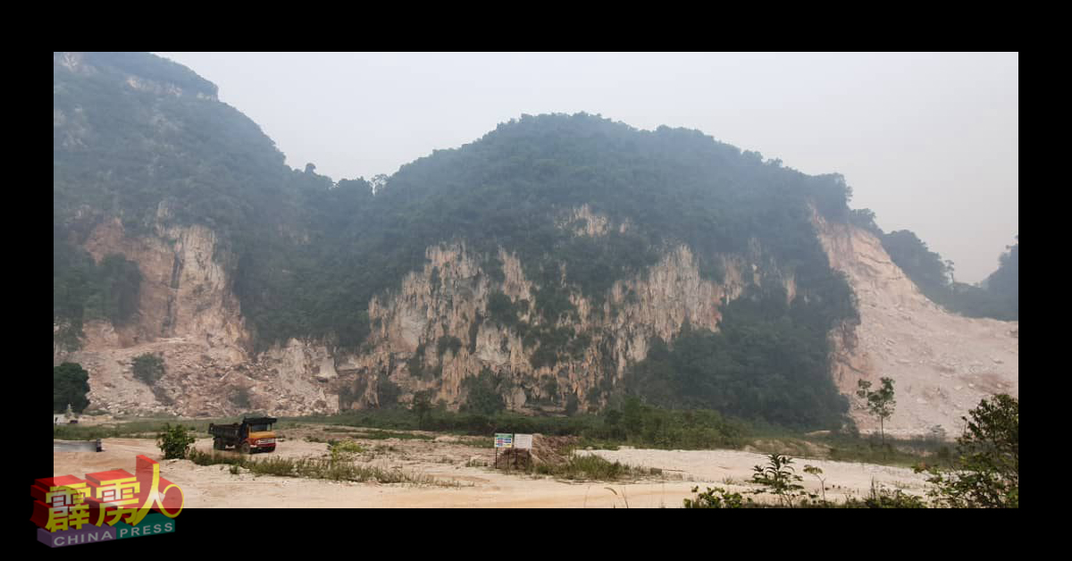 嘎斯洞(Gua Gatsch)的西边入口,左右两边都是採石区域。
