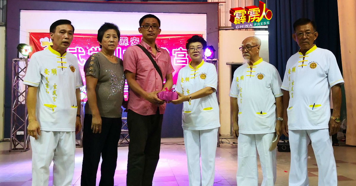 苏翠兰（右3）移交现场筹获的善款，给杨美晏的家人。