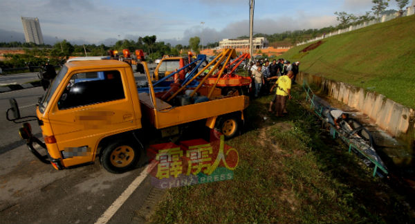 车险公司给予指定的车厂修车员每小时工资最高30令吉，但原装车厂却得到65令吉至300令吉不等。