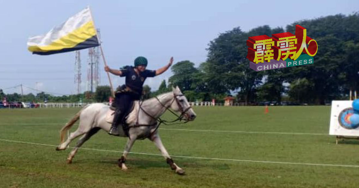 骑师领著州旗在表演活动上，策马飞奔，以为该俱乐部2020年100年庆典造势。