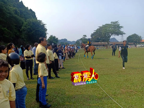 打扪依斯干达马球俱乐部100年周年庆典推介礼，吸引马术爱好者参观。