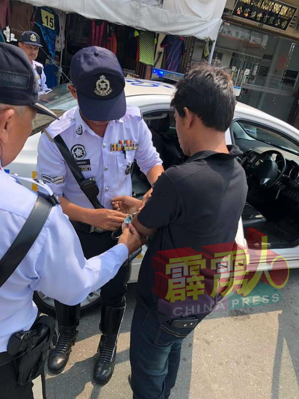 最后该警员逮捕该名缅甸男子。