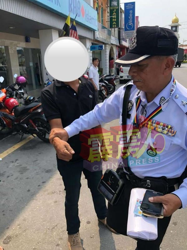 交警多次警告缅甸男子，不要逼警察受贿。