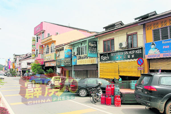 玲珑大街商店以华裔居多，更有不少酒家与​​餐馆。