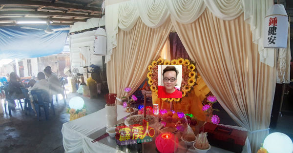 锺健安灵堂设在狮尾的祖屋。