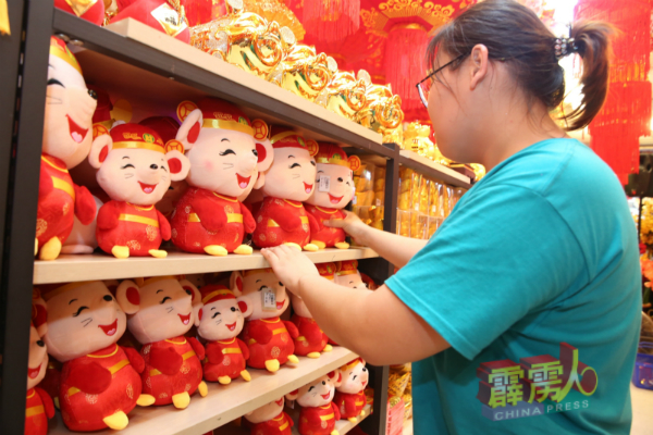顾客正在选购鼠型软体娃娃，准备买回家作年饰摆设。