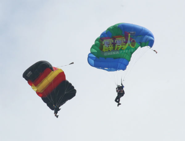 跳伞队伍在空中徐徐下降。