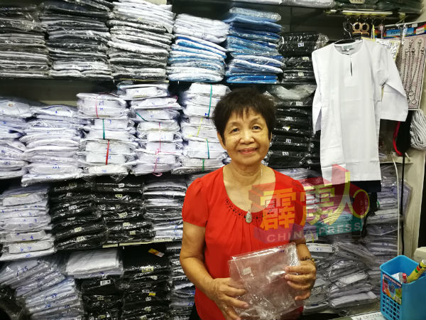 罗惠云（温文学生校服专门店）