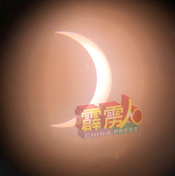 由于地理位置,霹雳并不能看到“日全食”,即使在顶峰期,也仅能看到80 %的“日偏食”!