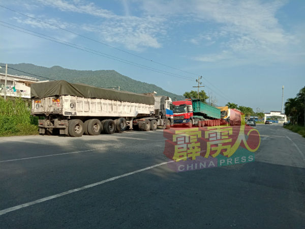 经常停泊放在瓜拉光新村路旁的大罗厘,妨碍道路使用者的视线,威胁安全,瓜拉光村民促请交警及市政厅关注及取缔。