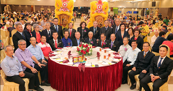 李来发（坐者左起）、李世泉、李永龙、李永丰、李裕安、周赐和、李柏葵、李福旺、李源传、李志浩、张拯宗、李锦清、李东来及李杨威，一同出席霹雳李氏宗祠周年纪念联欢晚宴。