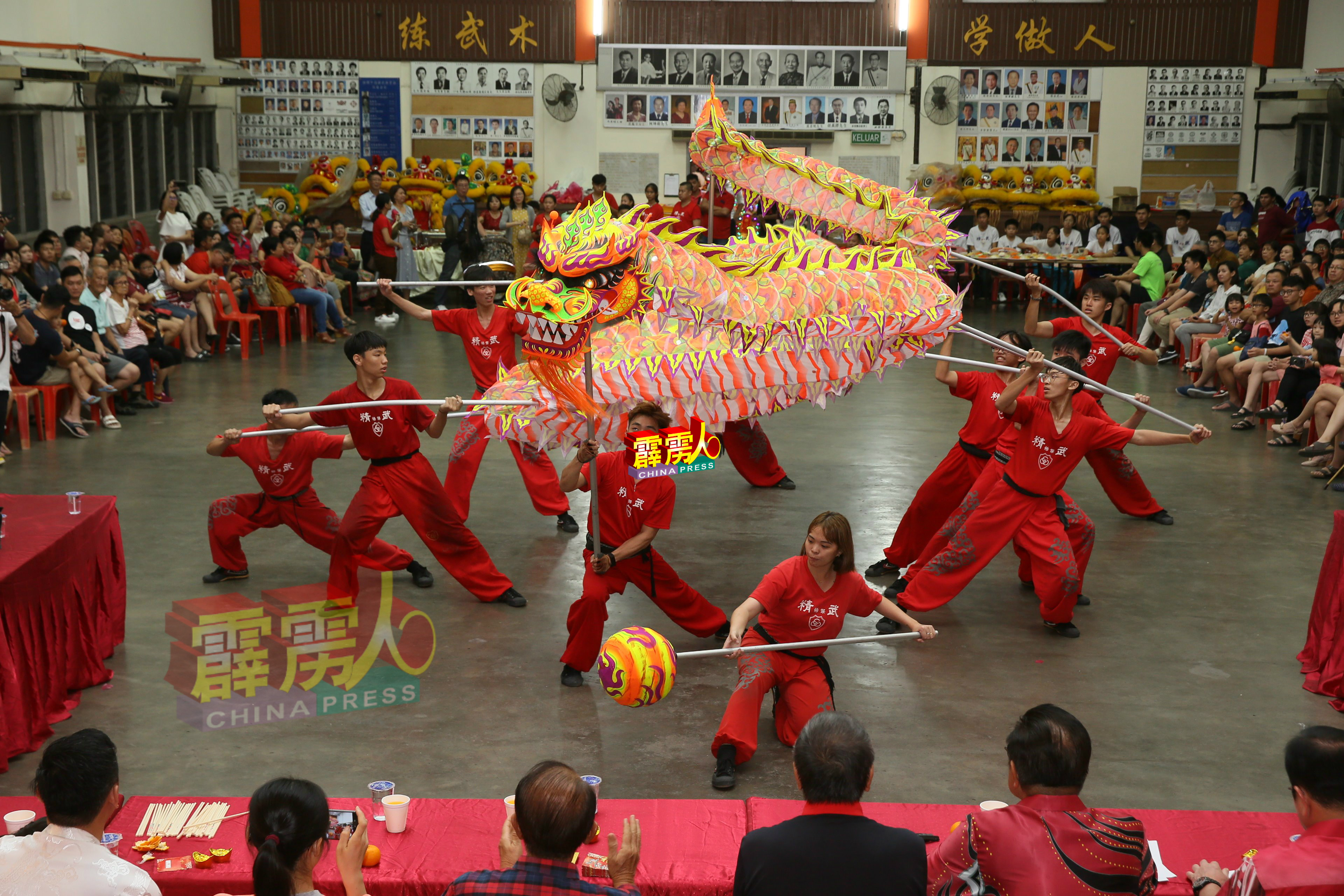 祥龙呈吉祥！精武团员也舞龙向全体出席嘉宾贺新岁。