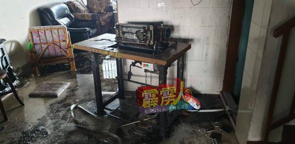 屋内楼下的卧房严重烧燬。