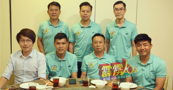 郭兴发（右2）与黄俊龙（前左起）、何式俊、张崇舜、李忠诚（后左起）、曾伟伦及何式樑出席记者会，公布比赛详情。
