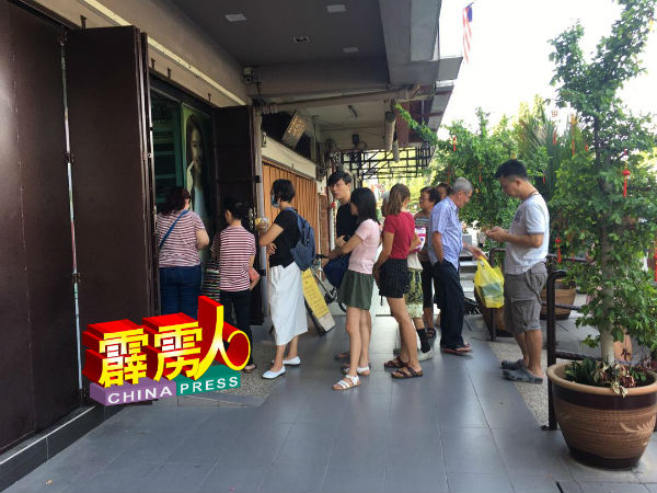 市民一大清早，为抢购口罩已从店内排队至店外，以期购得所需的口罩。