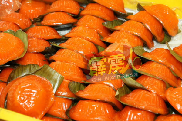 红龟糕是天公诞供桌上常见，也是必备的供品。