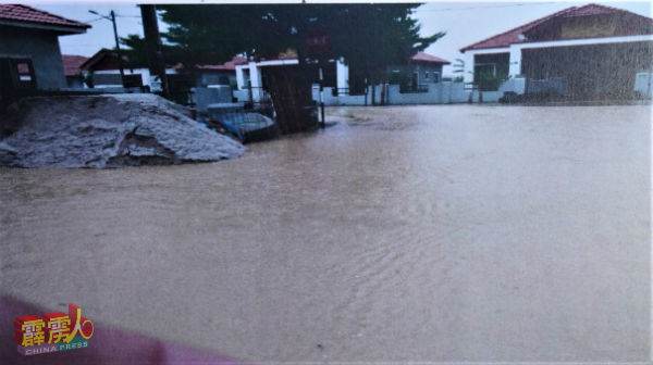 在上週下雨时,当地的路面及部分住宅区庭院确实开始积水。