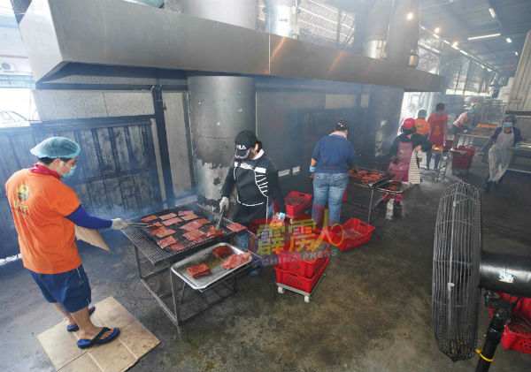 为应付华人新年需求，工友都日以继夜赶製肉干应市。