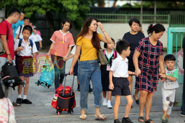 2020年新学年开始了，又见家长忙着带孩子上课的忙碌情景。