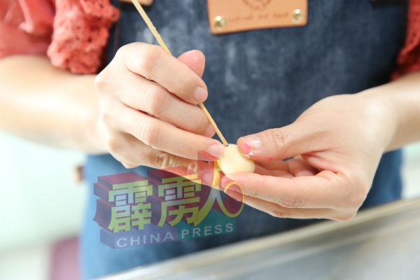 赖晓慧自我要求高,必须让“金鼠”的两只眼睛对称,因此这一部分要她花上较长的时间,才能完成。