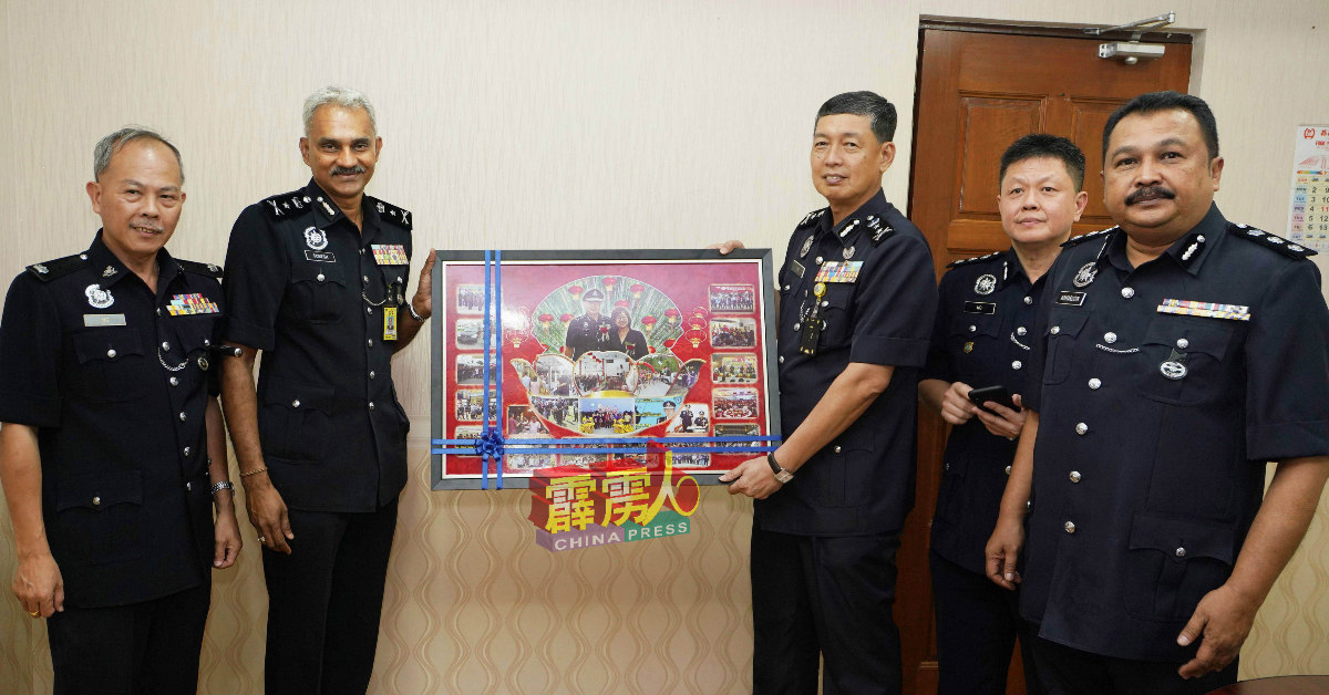 苏雷斯(左2)赠送纪念品给林鸿选(右3);左起为黄沐发、黄光顺及卡马鲁丁。