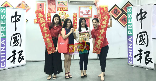 陈玉佩（左）及伍美靘（右）到访本报及向本报读者拜早年；左2起为本报高级广告营业代表郑碧蓉及本报霹雳州采访主任梁爱然。
