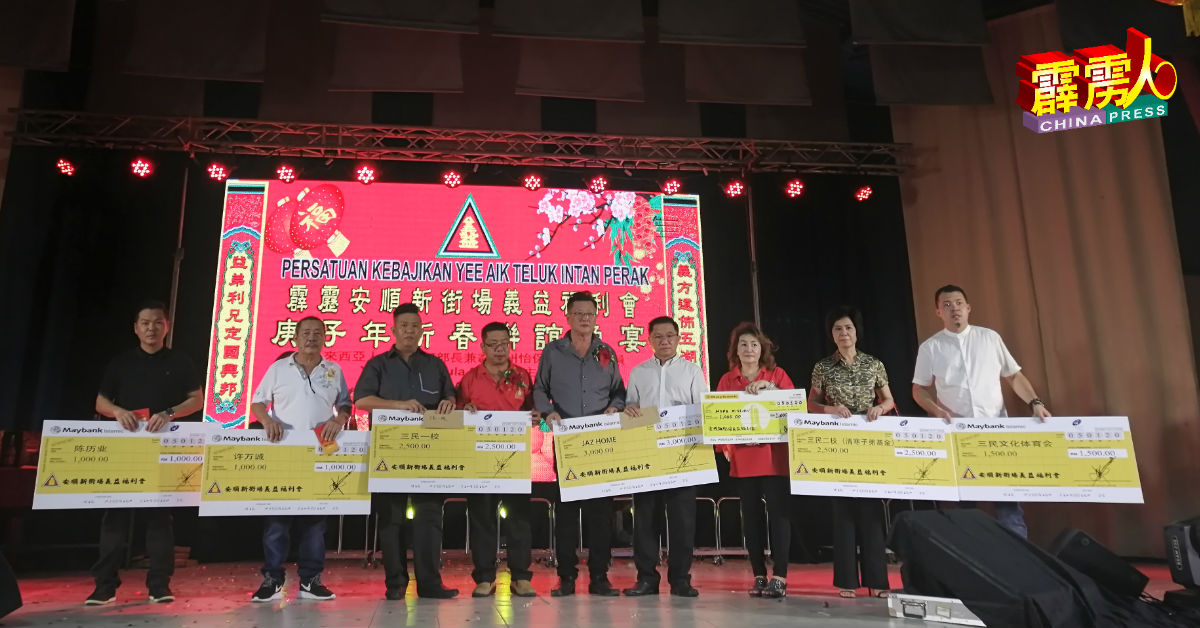 陈清安（左5）移交捐款后，与受惠单位代表合照。