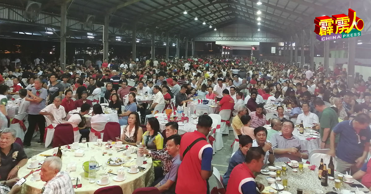 新春联谊宴会筵开200席，场面热闹。