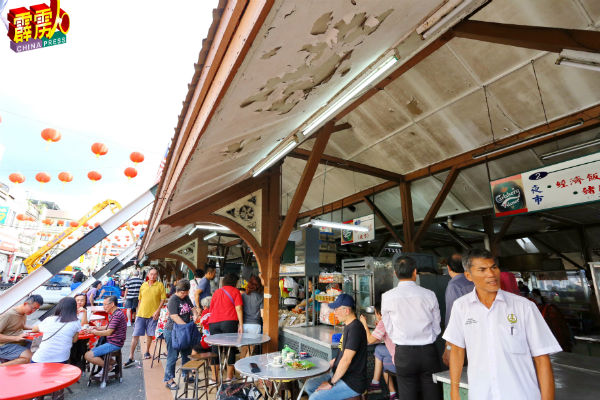 不夜天公市位于百年大巴刹建筑物，惟已严重残旧破损，急待修复。
